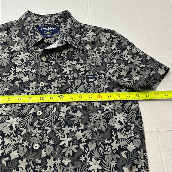 Chubbies Grey Floral Men’s Small Short Sleeve Button Down Shirt Travel Hawaiian - Picture 9 of 10